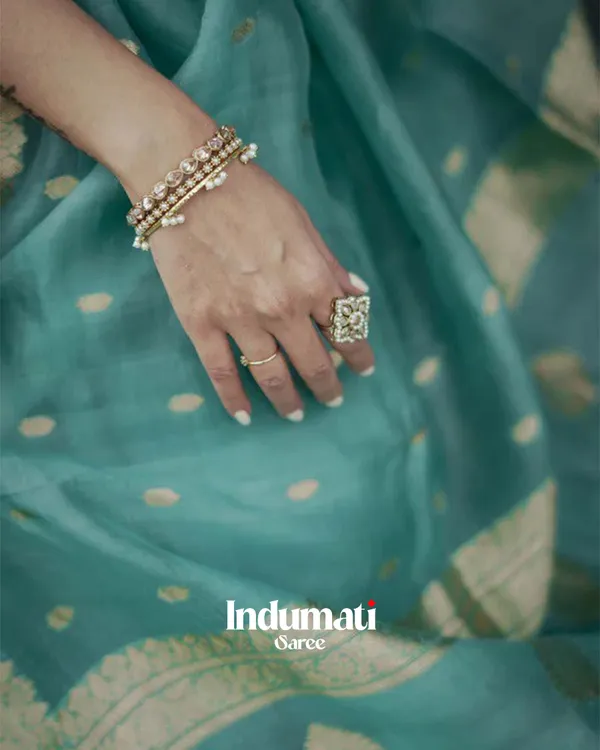 Bottle_Green_Color_Premium_Cotton_Silk_Saree_With_Classy_Blouse_and_tassels