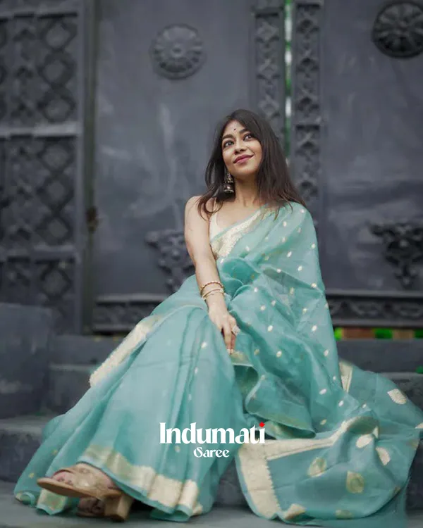 Bottle_Green_Color_Premium_Cotton_Silk_Saree_With_Classy_Blouse_and_tassels