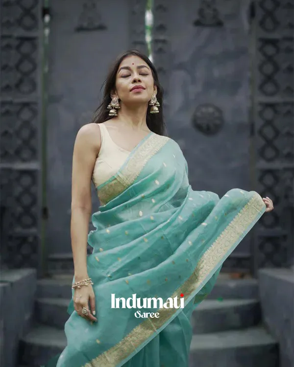 Bottle_Green_Color_Premium_Cotton_Silk_Saree_With_Classy_Blouse_and_tassels