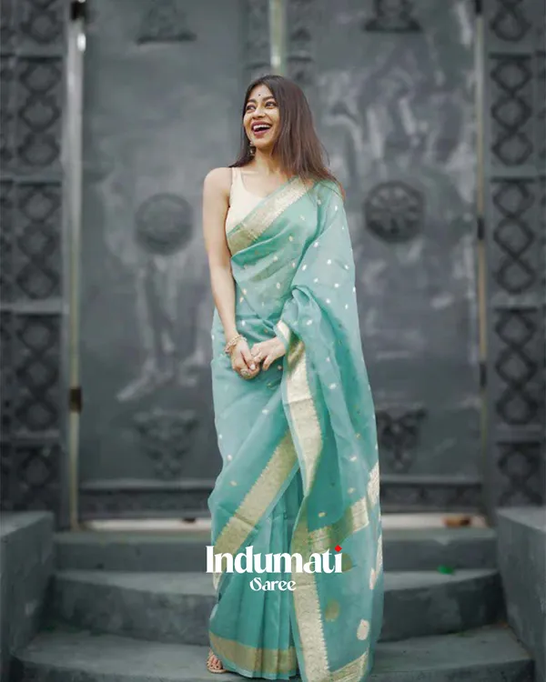 Bottle_Green_Color_Premium_Cotton_Silk_Saree_With_Classy_Blouse_and_tassels