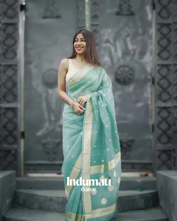 Bottle_Green_Color_Premium_Cotton_Silk_Saree_With_Classy_Blouse_and_tassels