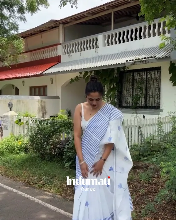 Sundar_Mala_-_Elegant_White_Saree_with_Striped_Pattern_&_Tiny_Flower_Motifs_with_Blouse_Piece