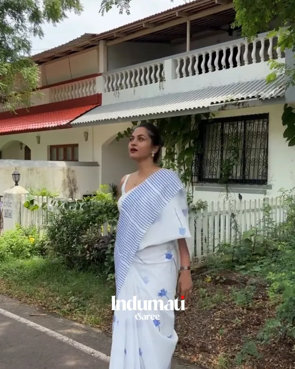 Sundar_Mala_-_Elegant_White_Saree_with_Striped_Pattern_&_Tiny_Flower_Motifs_with_Blouse_Piece