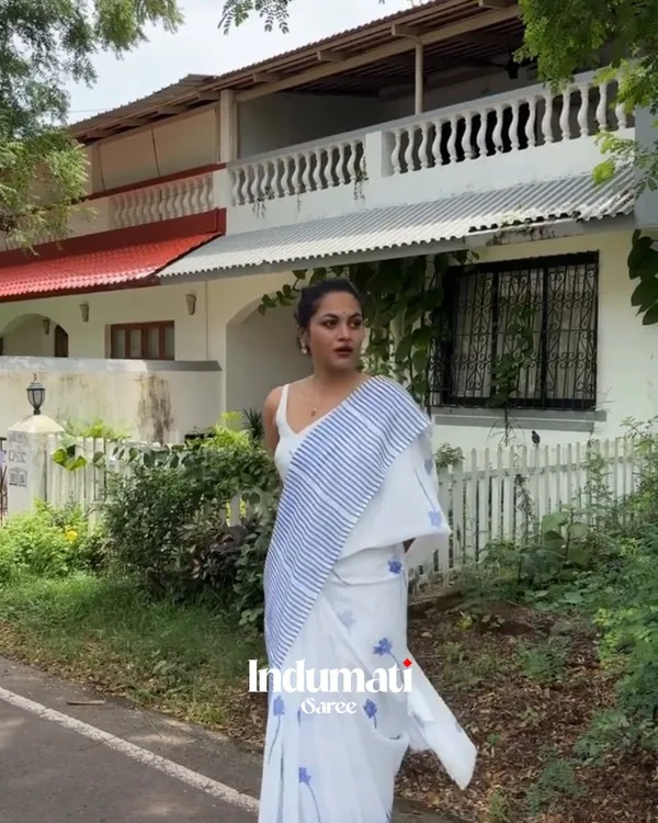 Sundar_Mala_-_Elegant_White_Saree_with_Striped_Pattern_&_Tiny_Flower_Motifs_with_Blouse_Piece