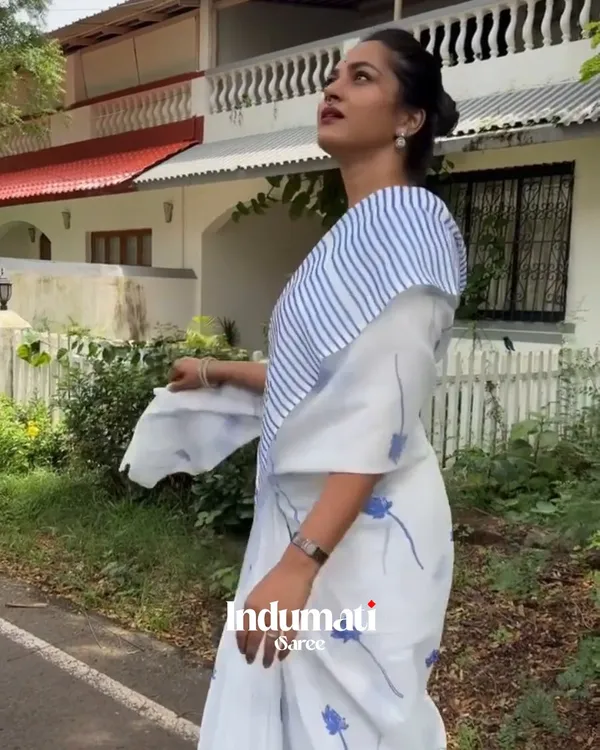 Sundar_Mala_-_Elegant_White_Saree_with_Striped_Pattern_&_Tiny_Flower_Motifs_with_Blouse_Piece