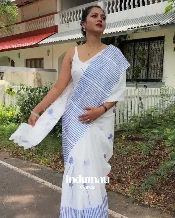 Sundar_Mala_-_Elegant_White_Saree_with_Striped_Pattern_&_Tiny_Flower_Motifs_with_Blouse_Piece