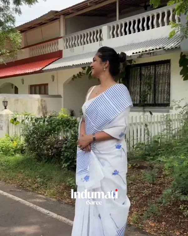 Sundar_Mala_-_Elegant_White_Saree_with_Striped_Pattern_&_Tiny_Flower_Motifs_with_Blouse_Piece