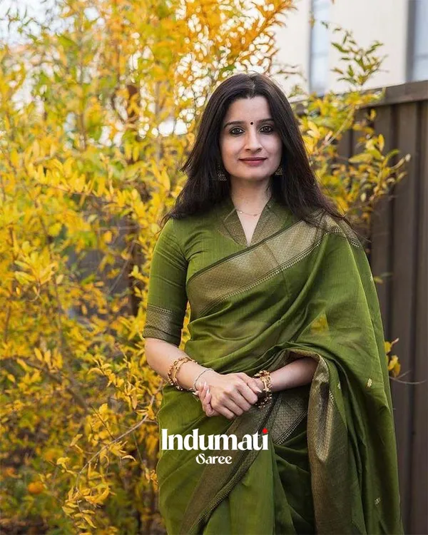 Parrot_Green_Color_Premium_Cotton_Silk_Saree_With_Classy_Blouse_and_tassels