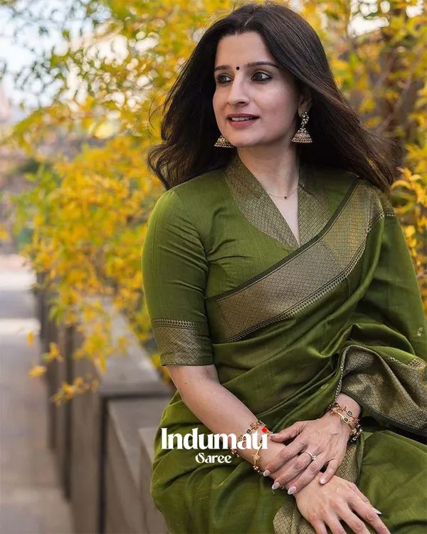 Parrot_Green_Color_Premium_Cotton_Silk_Saree_With_Classy_Blouse_and_tassels