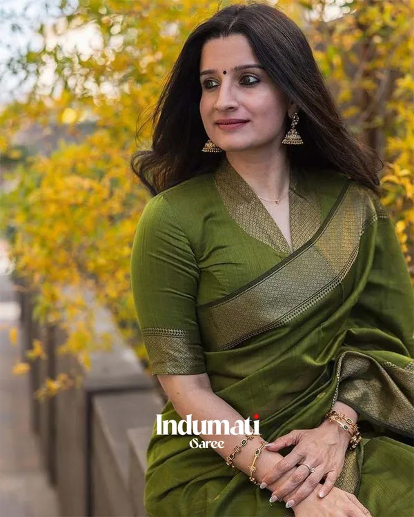 Parrot_Green_Color_Premium_Cotton_Silk_Saree_With_Classy_Blouse_and_tassels