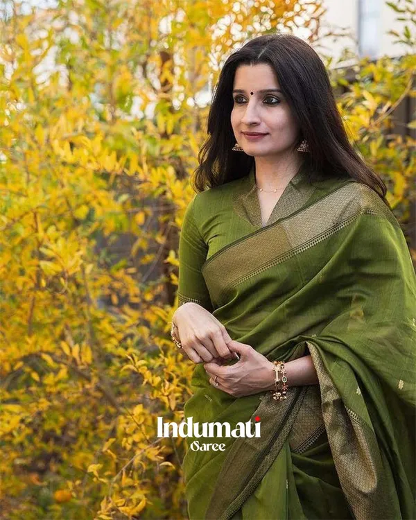 Parrot_Green_Color_Premium_Cotton_Silk_Saree_With_Classy_Blouse_and_tassels