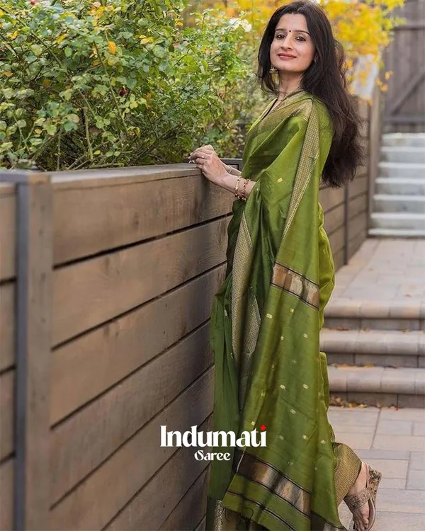 Parrot_Green_Color_Premium_Cotton_Silk_Saree_With_Classy_Blouse_and_tassels