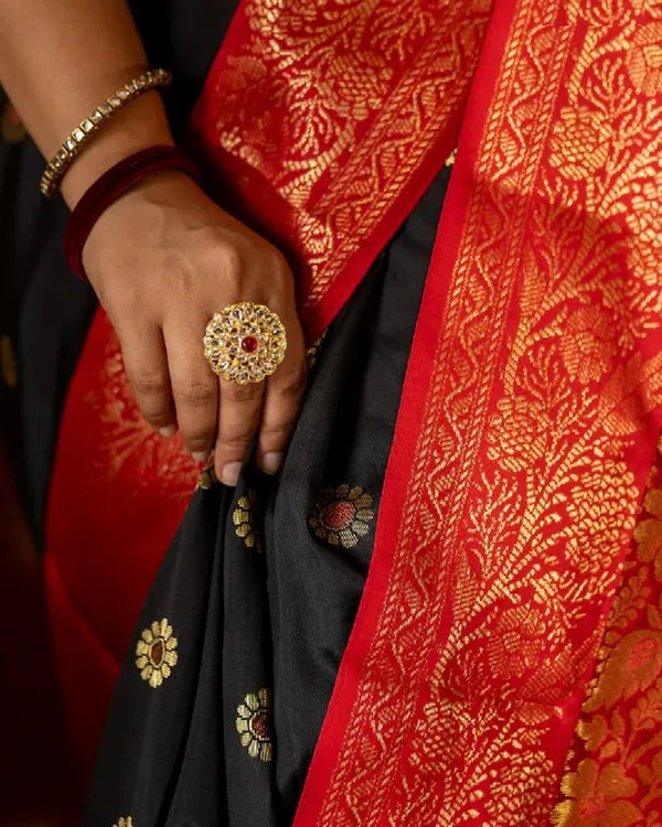 Black_And_Red_Color_New_Drop_Soft_Banarasi_Silk_Saree_with_Classy_Bloue_Piece