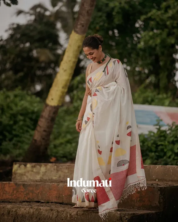 Chitra_Mandal_-_White_Linen_Saree_with_Border,_Triangle_&_Half_Circle_Design_with_Blouse_Piece