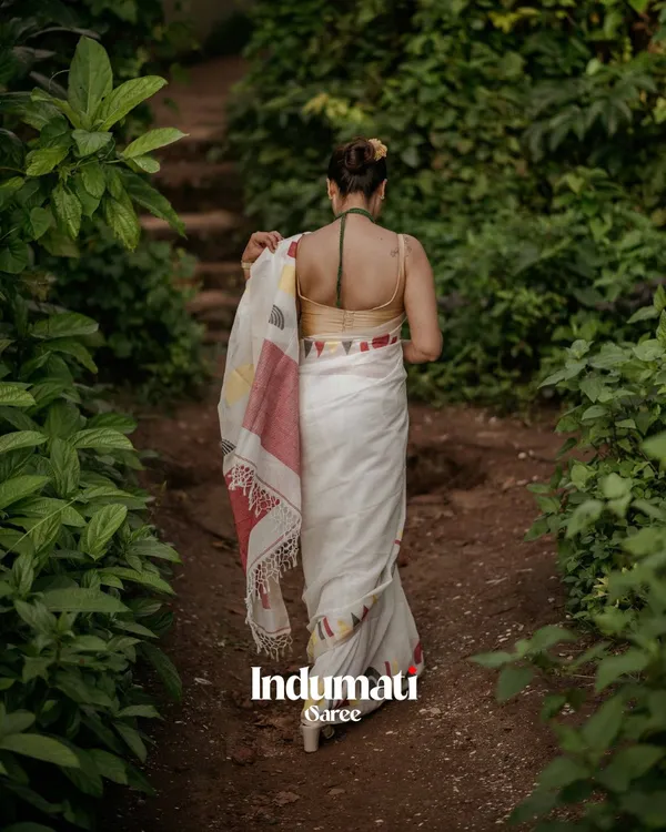 Chitra_Mandal_-_White_Linen_Saree_with_Border,_Triangle_&_Half_Circle_Design_with_Blouse_Piece