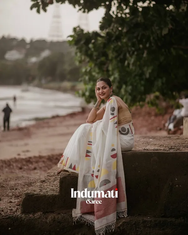 Chitra_Mandal_-_White_Linen_Saree_with_Border,_Triangle_&_Half_Circle_Design_with_Blouse_Piece