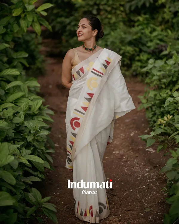 Chitra_Mandal_-_White_Linen_Saree_with_Border,_Triangle_&_Half_Circle_Design_with_Blouse_Piece