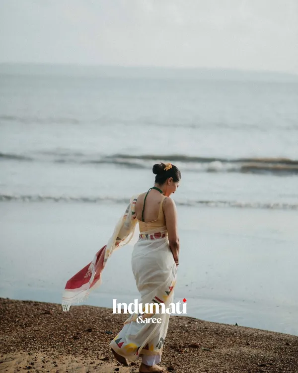 Chitra_Mandal_-_White_Linen_Saree_with_Border,_Triangle_&_Half_Circle_Design_with_Blouse_Piece