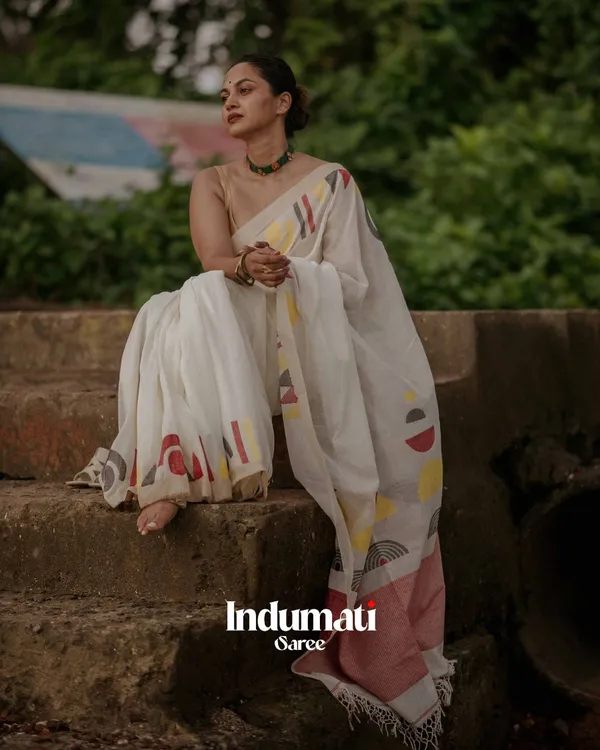 Chitra_Mandal_-_White_Linen_Saree_with_Border,_Triangle_&_Half_Circle_Design_with_Blouse_Piece