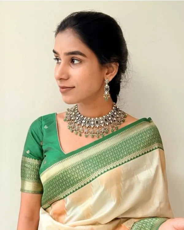 Cream_And_Green_Color_Latest_Drop_Soft_Banarasi_Silk_Saree_with_Classy_Bloue_Piece