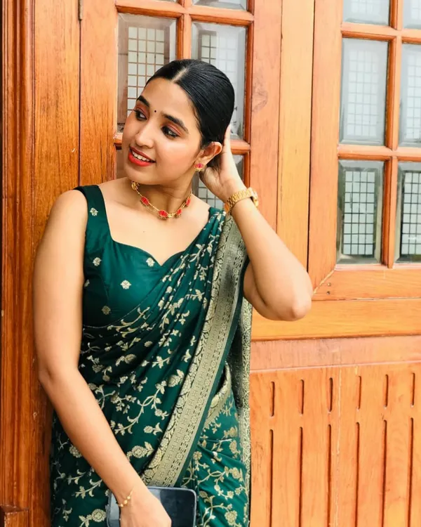 Green_Color_Hot_Right_Now_Soft_Banarasi_Silk_Saree_with_Classy_Bloue_Piece