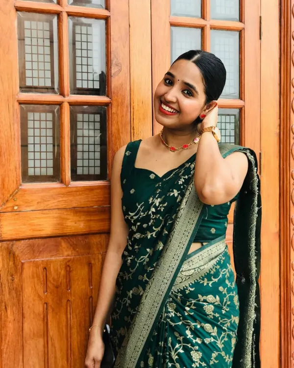 Green_Color_Hot_Right_Now_Soft_Banarasi_Silk_Saree_with_Classy_Bloue_Piece