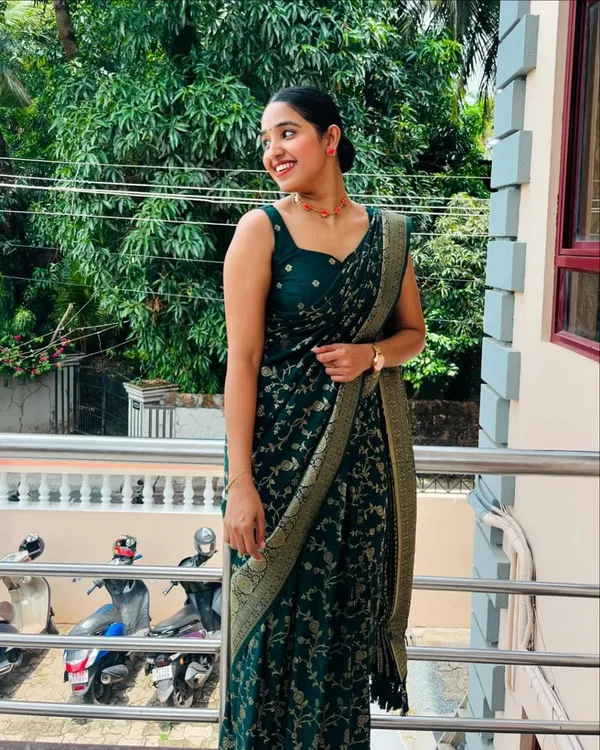 Green_Color_Hot_Right_Now_Soft_Banarasi_Silk_Saree_with_Classy_Bloue_Piece