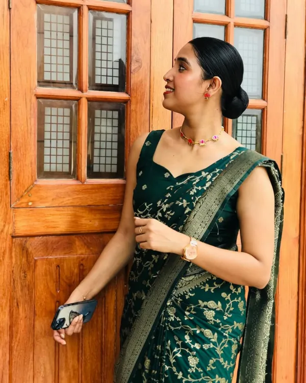 Green_Color_Hot_Right_Now_Soft_Banarasi_Silk_Saree_with_Classy_Bloue_Piece