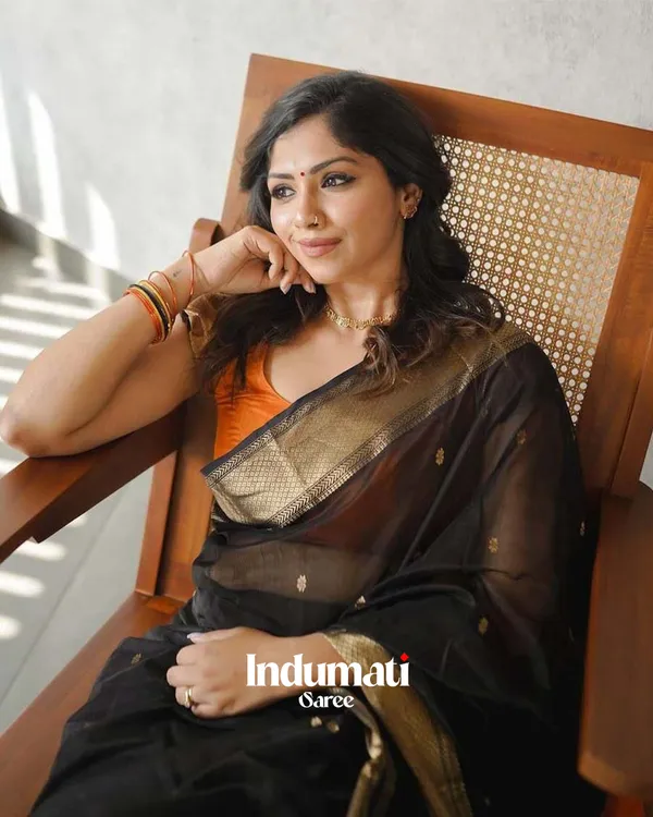 Black_Color_Premium_Cotton_Silk_Saree_With_Classy_Blouse_and_tassels