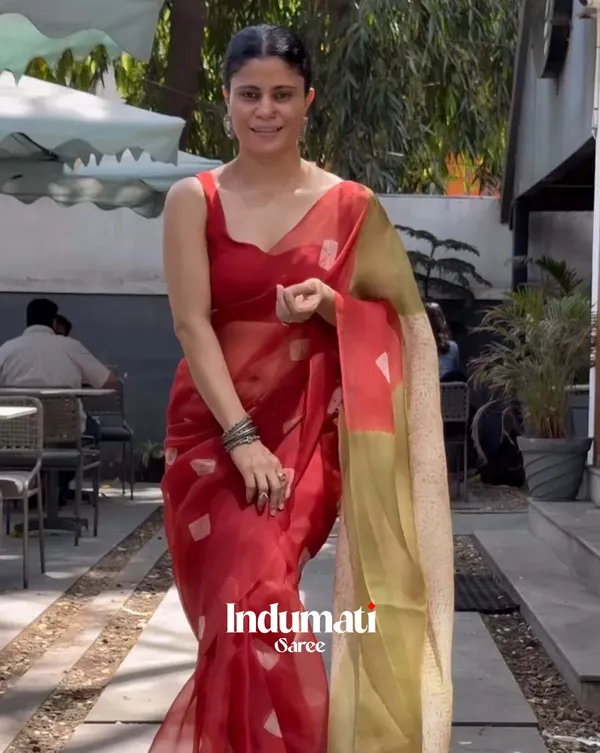 Red_Raag_-_Elegant_Red_Linen_Saree_with_Matching_Blouse_Piece