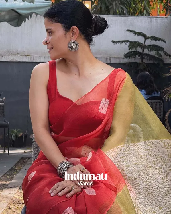 Red_Raag_-_Elegant_Red_Linen_Saree_with_Matching_Blouse_Piece