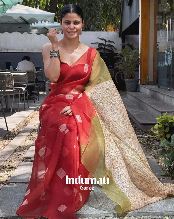 Red_Raag_-_Elegant_Red_Linen_Saree_with_Matching_Blouse_Piece