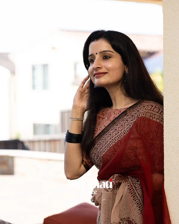 Laal_Rekha_-_Red_Linen_Saree_with_Designer_Border_&_Matching_Blouse