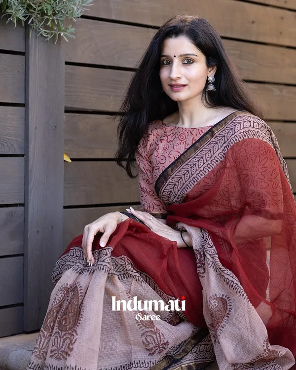 Laal_Rekha_-_Red_Linen_Saree_with_Designer_Border_&_Matching_Blouse