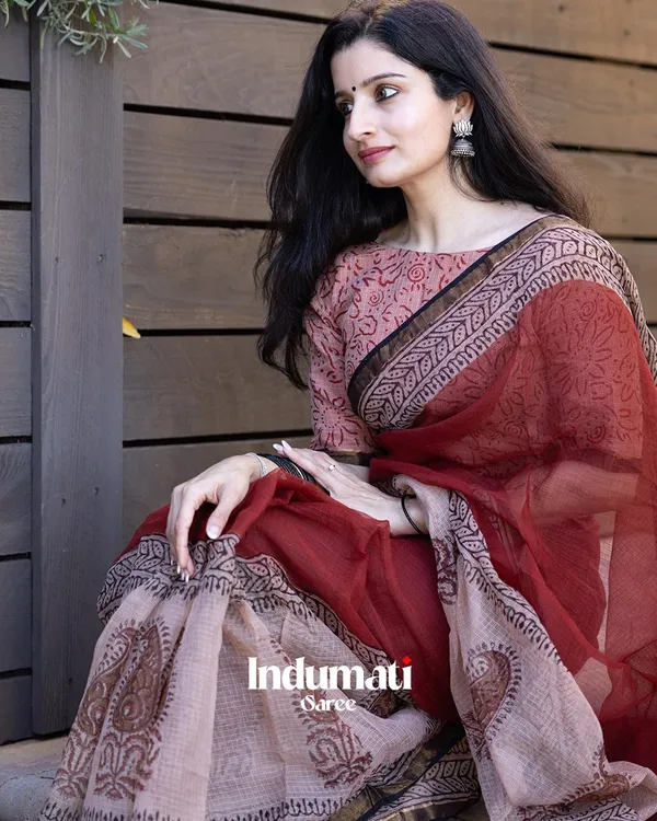 Laal_Rekha_-_Red_Linen_Saree_with_Designer_Border_&_Matching_Blouse