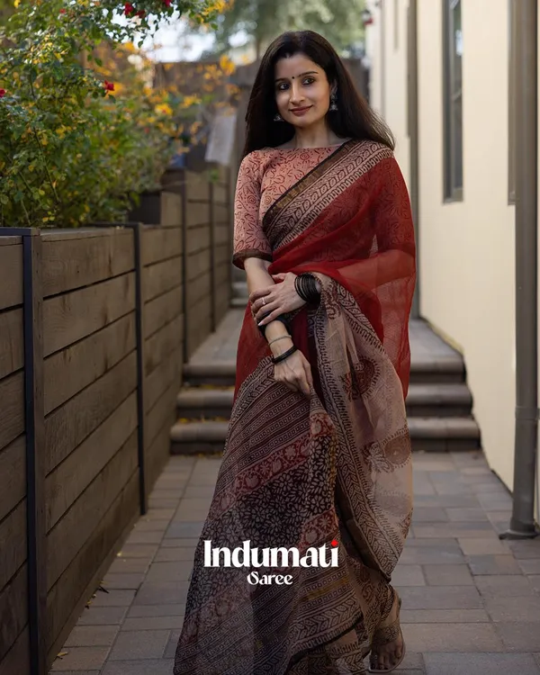 Laal_Rekha_-_Red_Linen_Saree_with_Designer_Border_&_Matching_Blouse