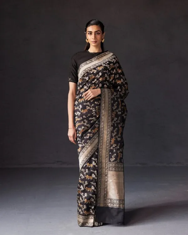 Black_Color_Most_Wanted_Soft_Banarasi_Silk_Saree_with_Classy_Bloue_Piece