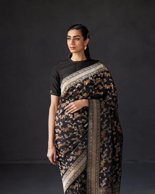 Black_Color_Most_Wanted_Soft_Banarasi_Silk_Saree_with_Classy_Bloue_Piece