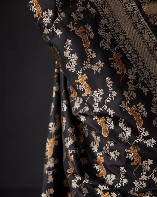 Black_Color_Most_Wanted_Soft_Banarasi_Silk_Saree_with_Classy_Bloue_Piece
