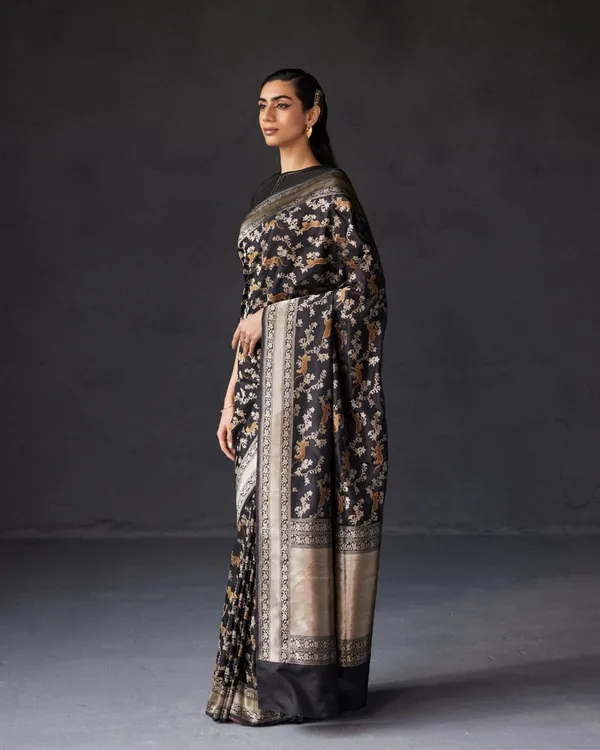 Black_Color_Most_Wanted_Soft_Banarasi_Silk_Saree_with_Classy_Bloue_Piece