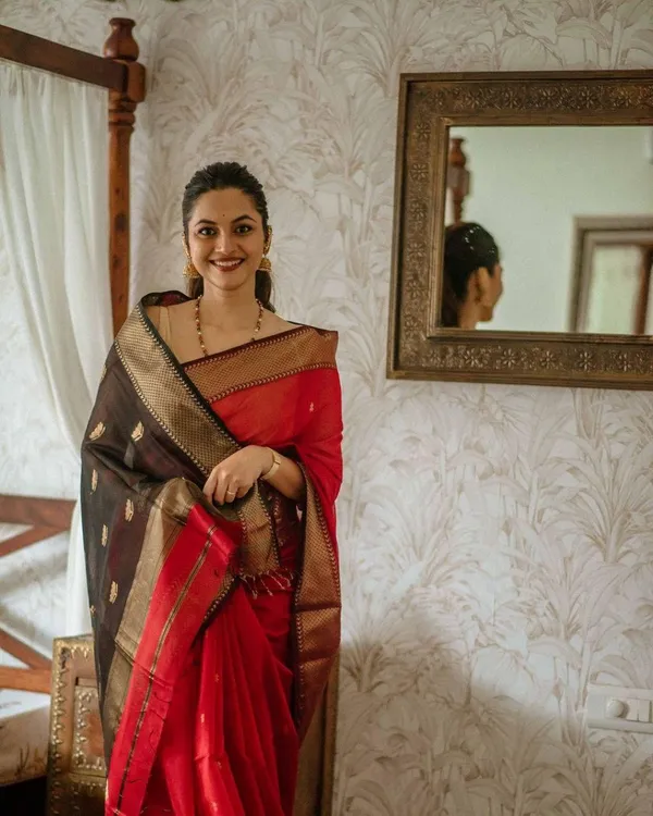 Red_Color_New_Drop_Soft_Banarasi_Silk_Saree_with_Classy_Bloue_Piece