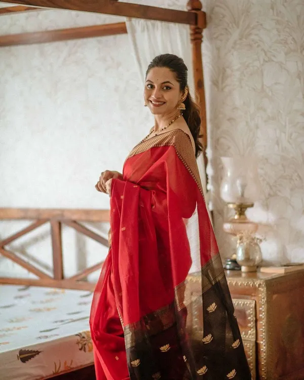 Red_Color_New_Drop_Soft_Banarasi_Silk_Saree_with_Classy_Bloue_Piece