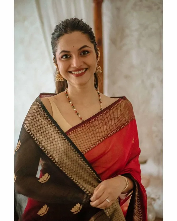 Red_Color_New_Drop_Soft_Banarasi_Silk_Saree_with_Classy_Bloue_Piece