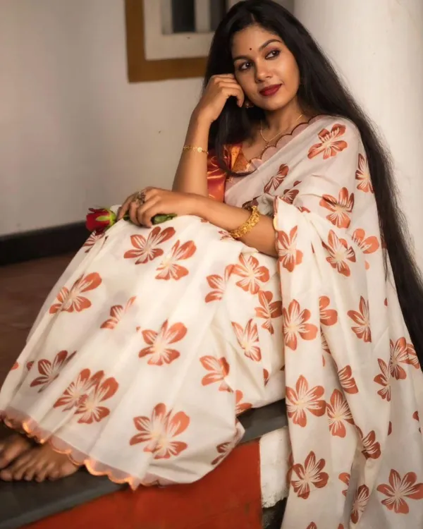 White_Color_Just_In_Soft_Banarasi_Silk_Saree_with_Classy_Bloue_Piece
