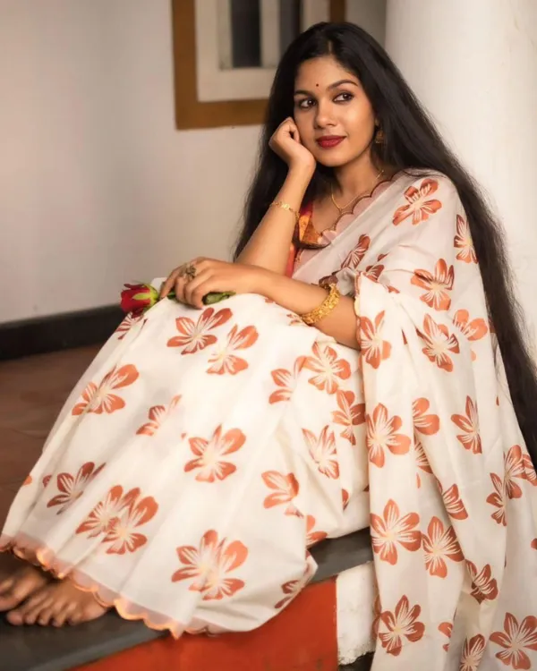 White_Color_Just_In_Soft_Banarasi_Silk_Saree_with_Classy_Bloue_Piece