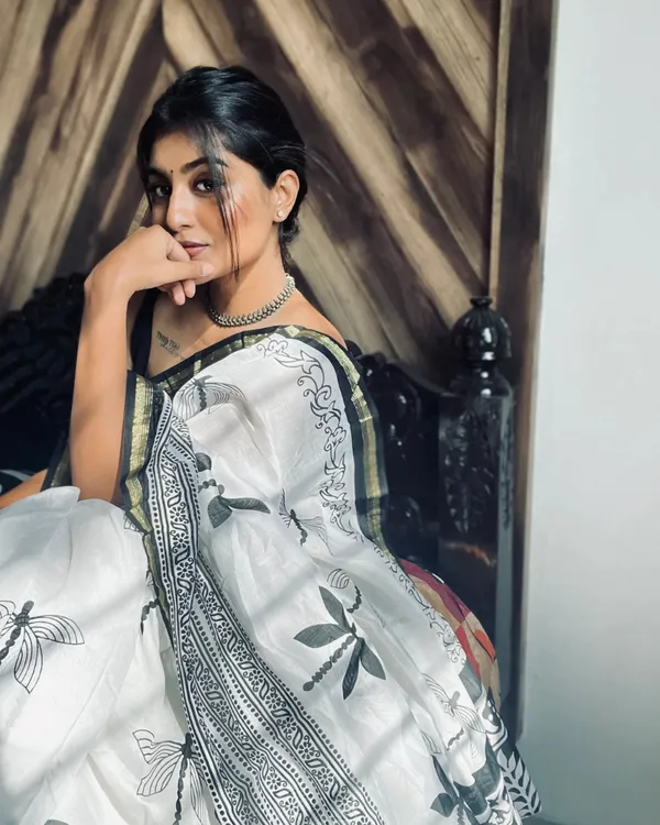 Kaal_Manjari_-_Classic_Black_Linen_Saree_with_Butterfly_Work_&_Blouse_Piece