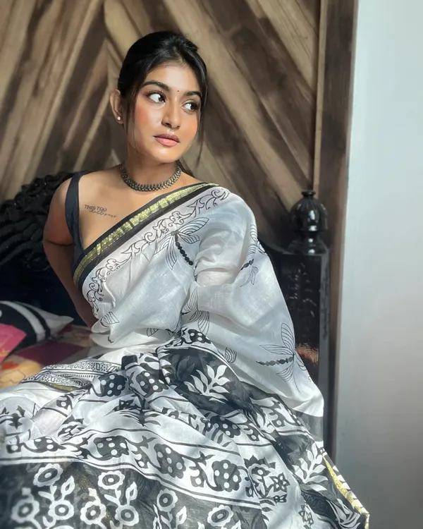 Kaal_Manjari_-_Classic_Black_Linen_Saree_with_Butterfly_Work_&_Blouse_Piece