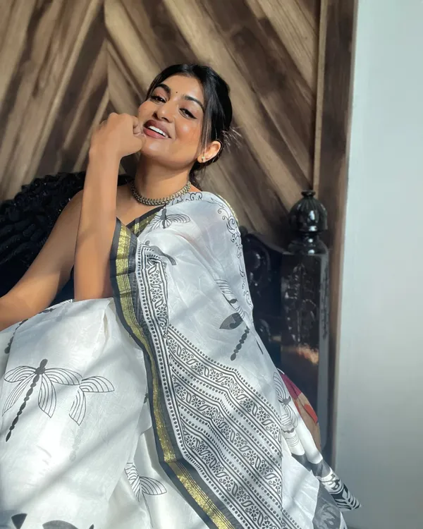 Kaal_Manjari_-_Classic_Black_Linen_Saree_with_Butterfly_Work_&_Blouse_Piece