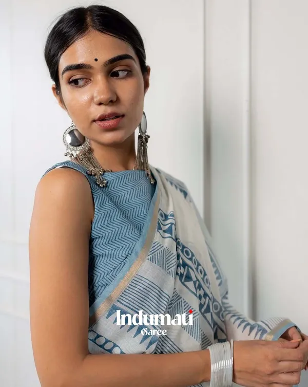 Safed_Saaya_-_White_Linen_Saree_with_Blue_Color_Blouse
