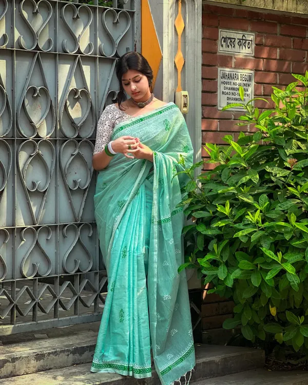 Hari_Mala_-_Elegant_Bottle_Green_Saree_with_Flower_Motifs_and_Small_Patti_Border_&_Blouse_Piece